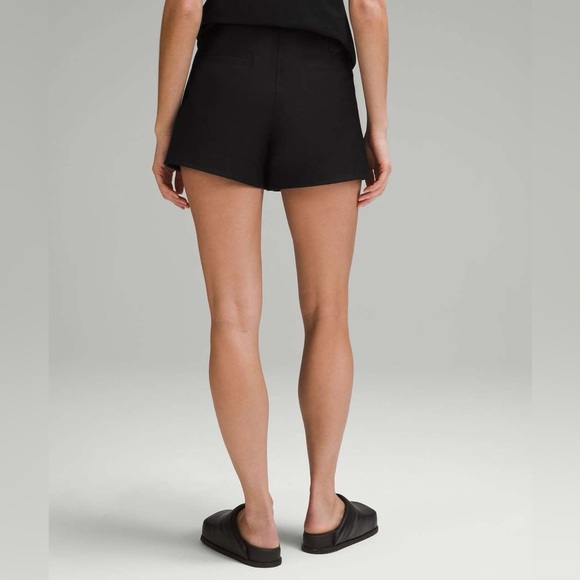 Lululemon Utilitech Relaxed-Fit High-Rise Short 3.5” inseam in Black, Size 12 - Picture 3 of 10